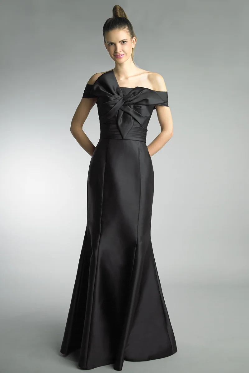 Sleeveless gown with bow